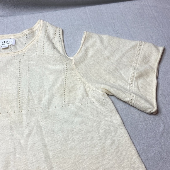 Velvet by Graham & Spencer cream colored cold shoulder wool/cashmere top sz med - Picture 4 of 6
